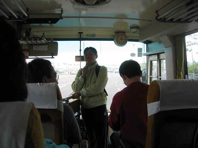 118_1818_Maggie_on_bus_talking_sml.jpg (43013 bytes)